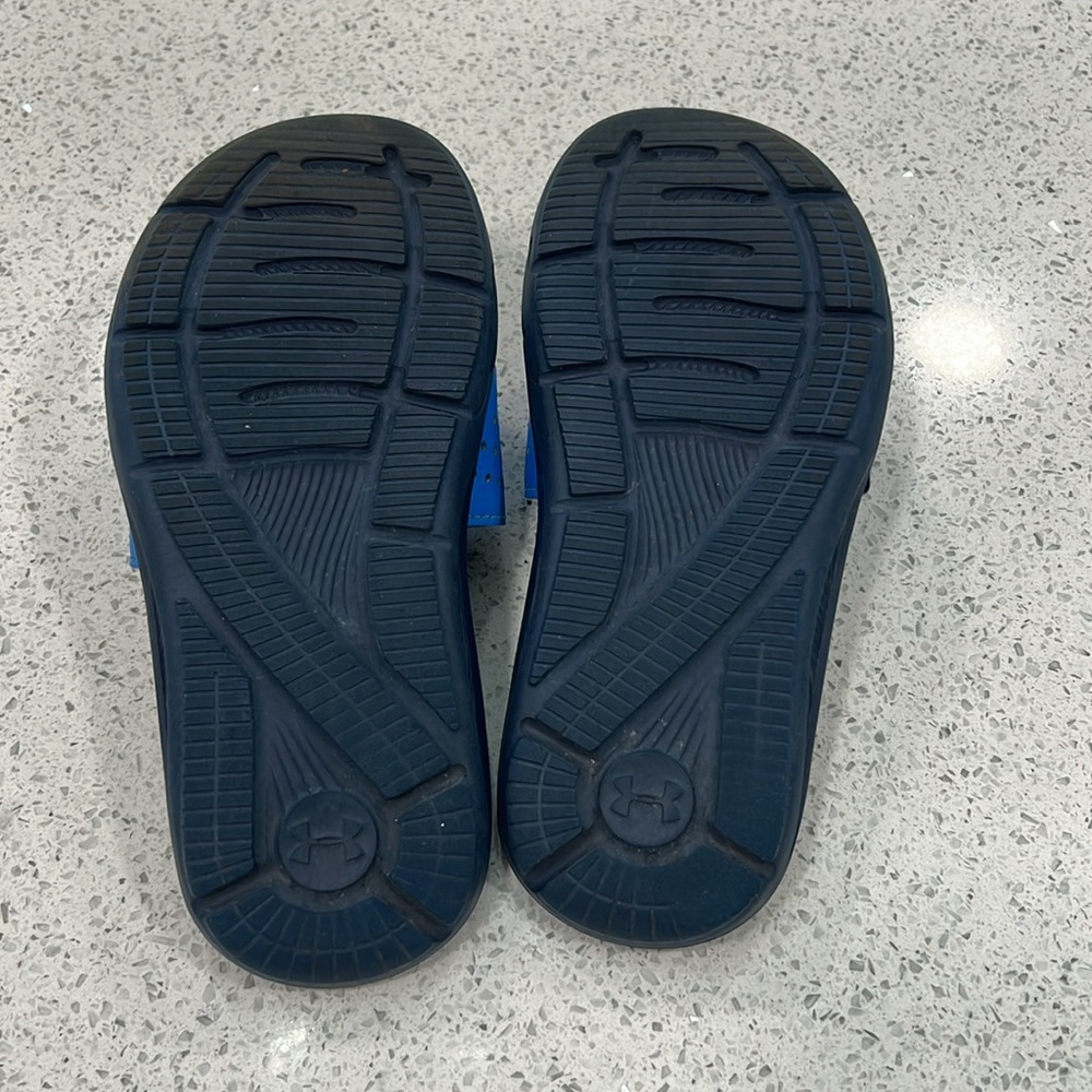 UNDERARMOUR Boys slides - Picture 3 of 3